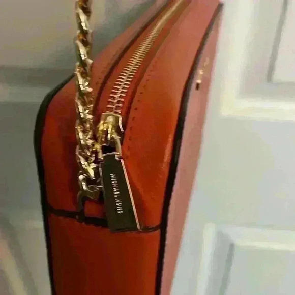 Michael Kors Medium Jet Set Saffiano crossbody bag with gold detail - Picture 12 of 13